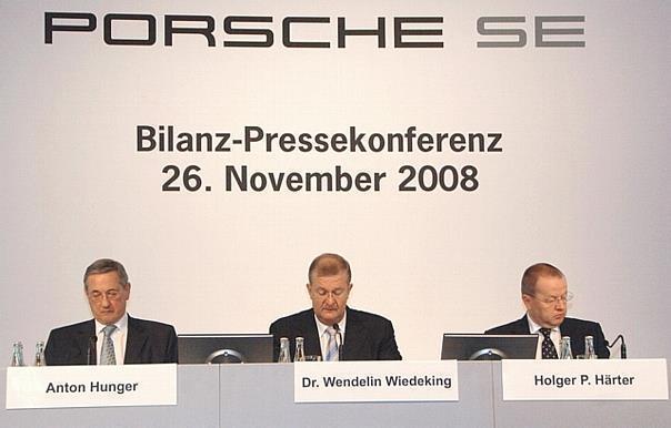 v.l. Kommunikations-Chef Anton Hunger, Vorstandsvorsitzender Dr. Wendelin Wiedeking und Porsche Finanzchef Holger P. Härter bei der Porsche Bilanz Presse Konferenz. Photo: UnitedPictures